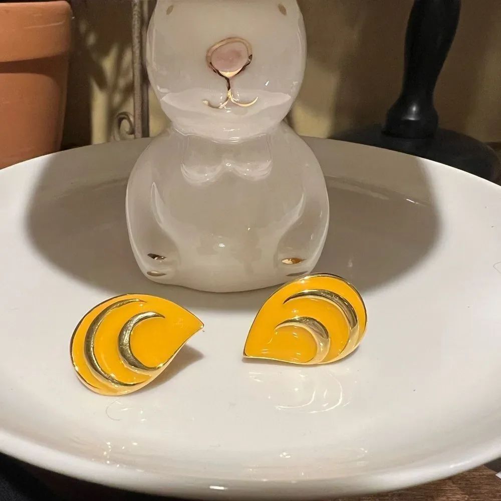 BEAUTIFUL YELLOW GOLD CLIP EARRINGS BY JIM SHORE